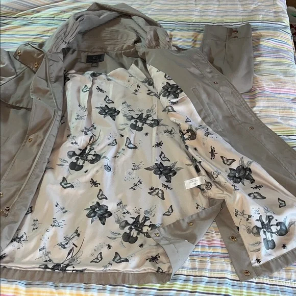 Gallery Light Gray Pleated‎ Hood Trench Coat LP - Picture 6 of 6